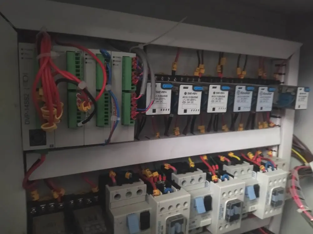 PLC دلتا DVP-14SS2 و تجهیزات داخل تابلو دستگاه آب‌شیرین‌کن
